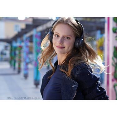 Sony a6400 4K Mirrorless Camera ILCE-6400/B Body Only with Deco Gear Travel Case Kit